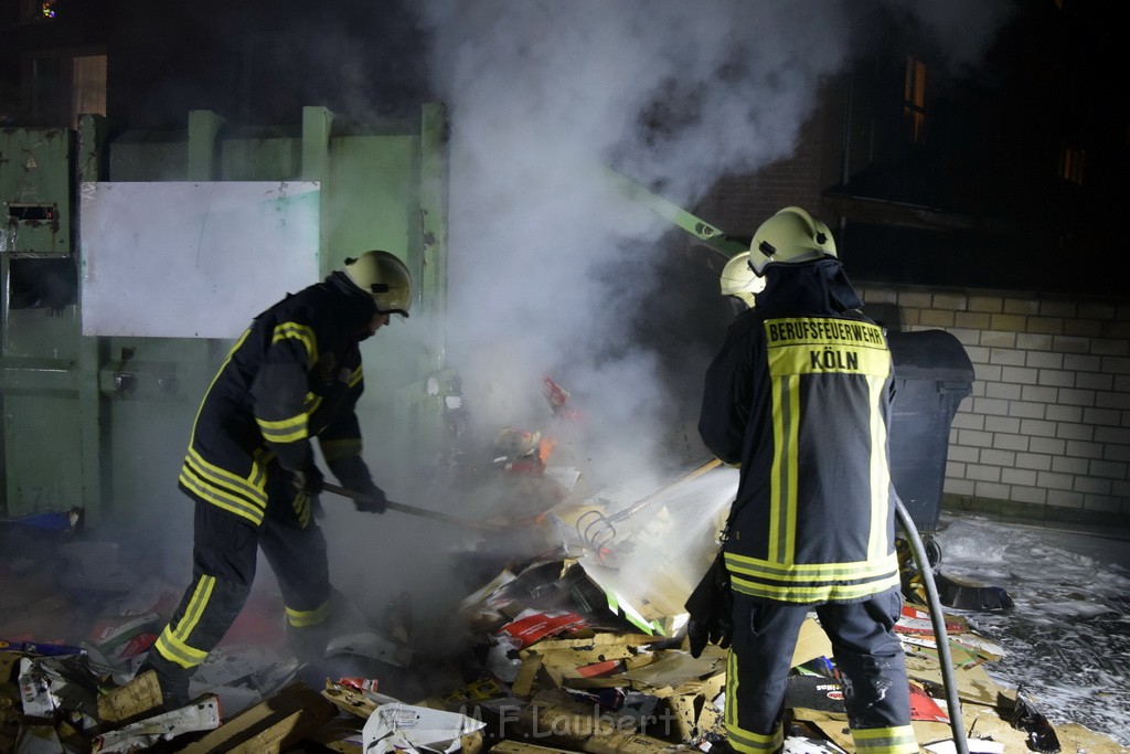 Feuer Papp Presscontainer Koeln Hoehenberg Bochumerstr P301.JPG - Miklos Laubert